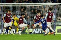 بطولة إنكلترا: ليستر يستعيد عافيته في مباراته الأولى مع نيستلروي وبالاس يحقق فوزه الثاني