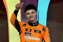 جائزة أبو ظبي الكبرى: فوز نوريس يمنح ماكلارين بطولة الصانعين للمرة الأولى منذ 1998