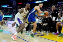 أن بي ايه: جيمس يحسم المواجهة الكلاسيكية مع كوري بقيادة ليكرز إلى الفوز على ووريرز