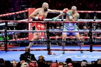 أوسيك يجدد فوزه على فيوري ويحتفظ بالأحزمة العالمية للوزن الثقيل