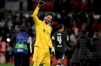 بطولة إنكلترا: أليسون بيكر يحث ليفربول على صناعة تاريخه الخاص