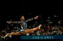 حصيلة 2024: العودة الرائعة الى القمة للاعبة الجمباز الأميركية بايلز