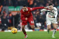 فان دايك يدافع عن ألكسندر-أرنولد بعد أدائه السيئ أمام يونايتد