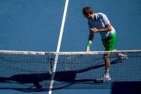 استراليا المفتوحة: مدفيديف يحطم مضربه ويتجنب خروجا باكرا وفوزان سريعان لفريتس وريباكينا