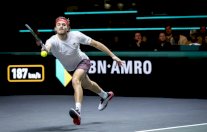 دورة روتردام: تسيتسيباس بشق الأنفس الى ربع النهائي