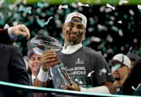 سوبر بول: فيلادلفيا إيغلز يسحق كانساس ويحرمه من ثلاثية غير مسبوقة بحضور ترامب
