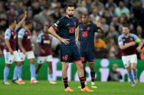 بن طالب يتنفس الصعداء ويصبح أول لاعب يسمح له باللعب بجهاز منظم لضربات القلب في فرنسا