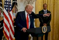 ترامب يستقبل وودز ومسؤولي