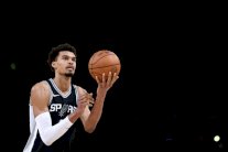 أن بي ايه: تفاؤل في الولايات المتحدة بشأن إصابة النجم ويمبانياما