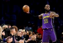 جيمس لا يزال يحتفظ بمكانه في مباراة كل النجوم رغم بلوغه سن الأربعين