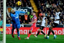 بطولة إسبانيا: أتلتيكو مدريد يعمق جراح فالنسيا وينتزع الصدارة موقتا