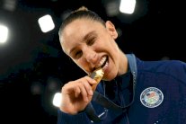 اعتزال أسطورة كرة السلة الأميركية ديانا توراسي