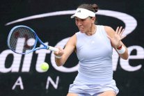 دورة تشارلستون: بيغولا تعاني قبل الفوز على كولينز وبلوغ نصف النهائي