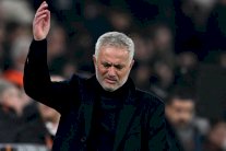 مورينيو يقرص أنف مدرب غلطة سراي بعد خسارة ديربي اسطنبول