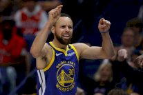 أن بي ايه: كوري يتعملق بـ 52 نقطة ويضع ووريرز على مشارف التأهل