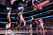 دوري أن بي ايه: هيرو يقود ميامي إلى الفوز على هوكس في الملحق