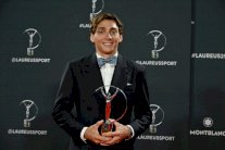 دوبلانتيس وبايلز ولامين جمال يتوجون بجائزة 