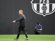 بطولة إسبانيا: فليك يدعو برشلونة إلى فرض هيمنته أمام ريال في الكلاسيكو