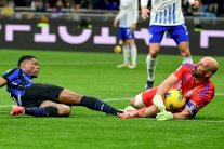 الحارس بيبي رينا يعلّق قفازيه في سن الـ42