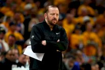 أن بي ايه: نيكس يقيل مدربه ثيبودو بعد خسارة نهائي المنطقة الشرقية