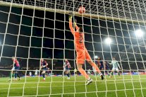 بطولة إسبانيا: الحارس شتشيزني يمدد عقده مع برشلونة حتى عام 2027