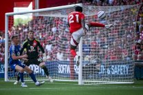 نيوكاسل يوافق على التعاقد مع المهاجم السويدي إيلانغا مقابل 75 مليون دولار