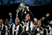 بطولة إنكلترا: ليدز يعزز صفوفه بلونغستاف من نيوكاسل