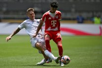 إيفرتون يتعاقد مع المدافع الدولي المغربي آزنو من بايرن ميونيخ