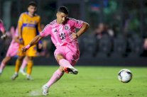 كأس الرابطتين: سواريس يقود إنتر ميامي إلى نصف النهائي بغياب ميسي