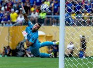 شيلتون يهنئ حارس المرمى البرازيلي فابيو على تحطيم رقمه القياسي