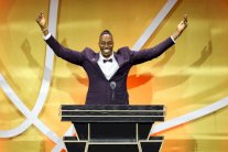 كارميلو أنتوني ودوايت هاورد يدخلان قاعة مشاهير كرة السلة الأميركية