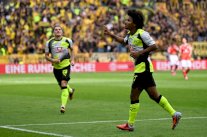 بطولة ألمانيا: دورتموند يبقى قريبا من بايرن بفوز رابع تواليا