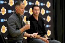 الدوري الأميركي للمحترفين: ليكرز يمدد عقد مدربه ريديك