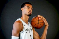 أن بي ايه: ويمبانياما يحِنُّ الى اللعب مجددا