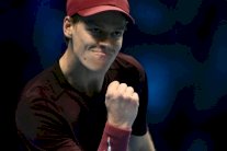 أيه تي بي الختامية: سينر يبدأ حملته بقوة