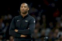 ان بي ايه: بيليكانز يقيل مدربه بسبب سوء النتائج