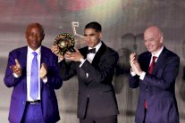 أشرف حكيمي يتوج بجائزة أفضل لاعب إفريقي للعام 2025