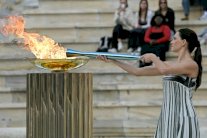 شعلة أولمبياد ميلانو-كورتينا في طريقها إلى إيطاليا