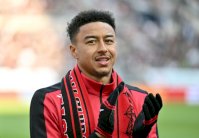 نجم مانشستر يونايتد السابق لينغارد يسجل هدفا في وداع مؤثر بكوريا الجنوبية