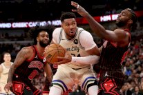 أن بي ايه: عودة مظفرة لأنتيتوكونمبو وانتهاء سلسلة انتصارات سبيرز