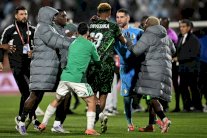 إيقاف الجزائريين زيدان وبلغالي بسبب شجار في كأس أمم إفريقيا