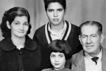 يهودي مصري في بدلة بيضاء يحنّ إلى القاهرة