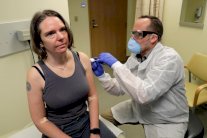 أميركية تتلقى أول لقاح تجريبي ضد فيروس كورونا