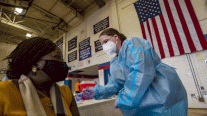 نصف الراشدين الأميركيين تلقوا جرعة لقاح واحدة على الأقل
