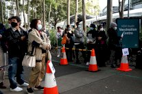 سيدني تعد برفع قيود مكافحة كوفيد للحض على التلقيح