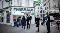 فرنسا ترفع إلزامية وضع الكمامة وشهادة التلقيح في منتصف مارس