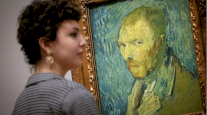 ناشطان بيئيان يلصقان أصابعهما بإطار لوحة لفان غوخ في معرض لندني