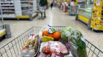 باحثون يقيّمون الأثر البيئي لـ57 ألف منتج غذائي في بريطانيا وإيرلندا