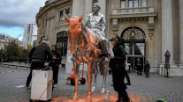 ناشطون بيئيون يرشون الطلاء على تمثال تشارلز راي في باريس