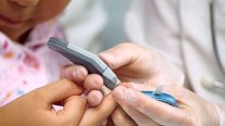 أطباء يحذرون: 5 علامات على إصابة طفلك بالسكري